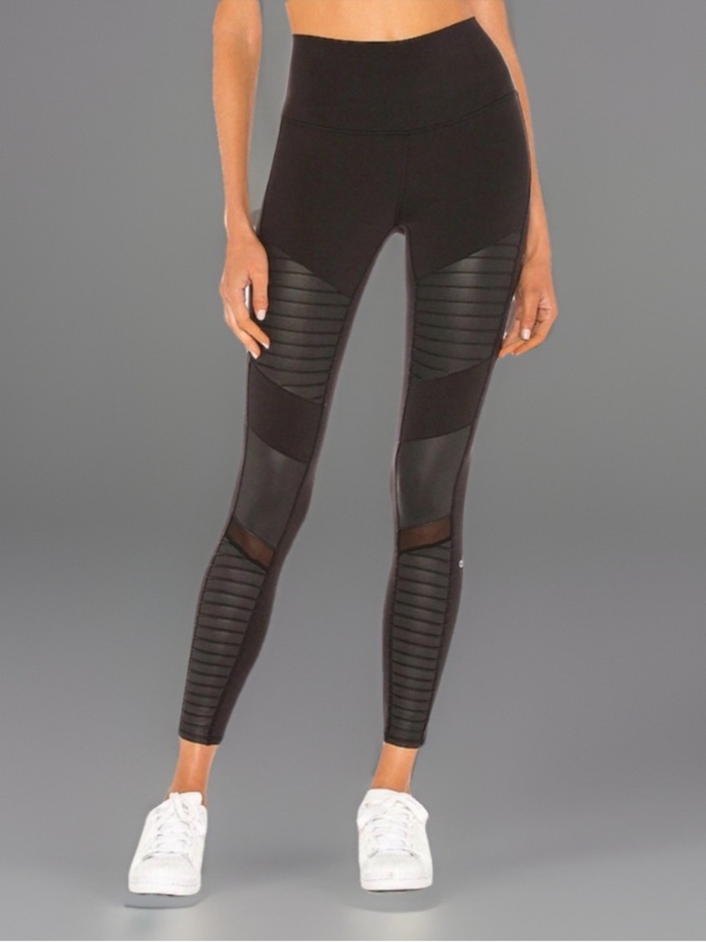 Alo yoga 7/8 High Waist Moto Legging in Black
alo sz Medium